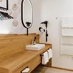 Bee Self-check-in-hotel Szálloda 3*