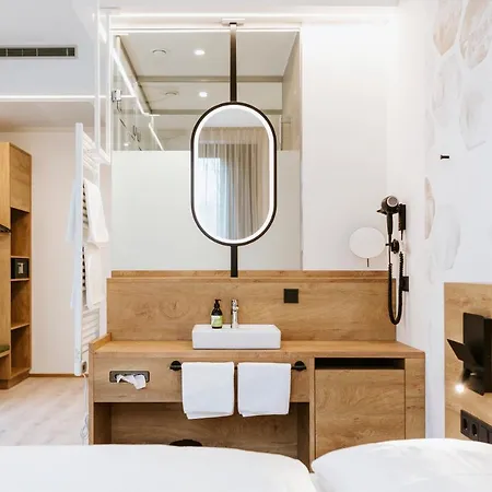 Bee Self-check-in-hotel 3* Linz