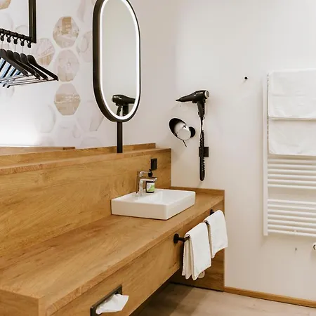 Bee Self-check-in-hotel Hotell 3*